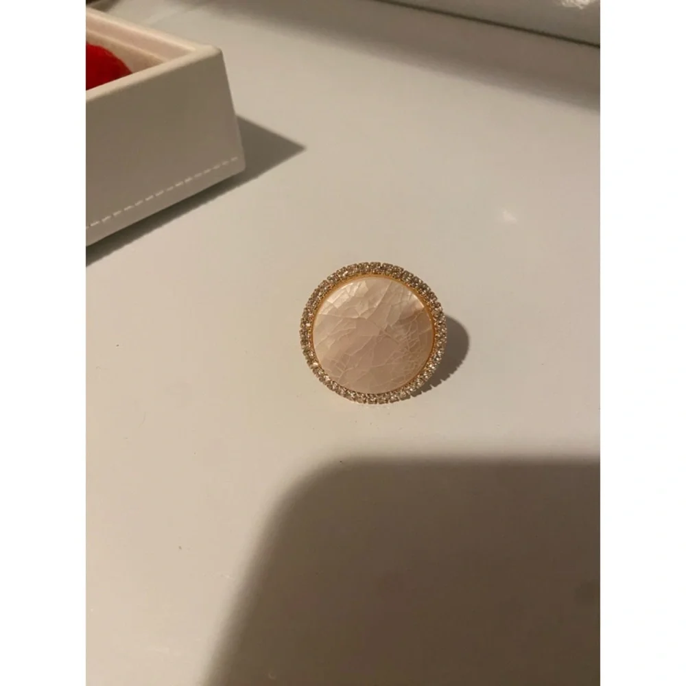 Anthropologie Embellished Stone Cocktail Ring in Pearl 14k Gold Plated - Picture 5 of 6